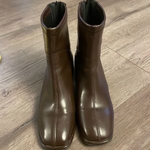 It's a chestnut brown shoes fr shein